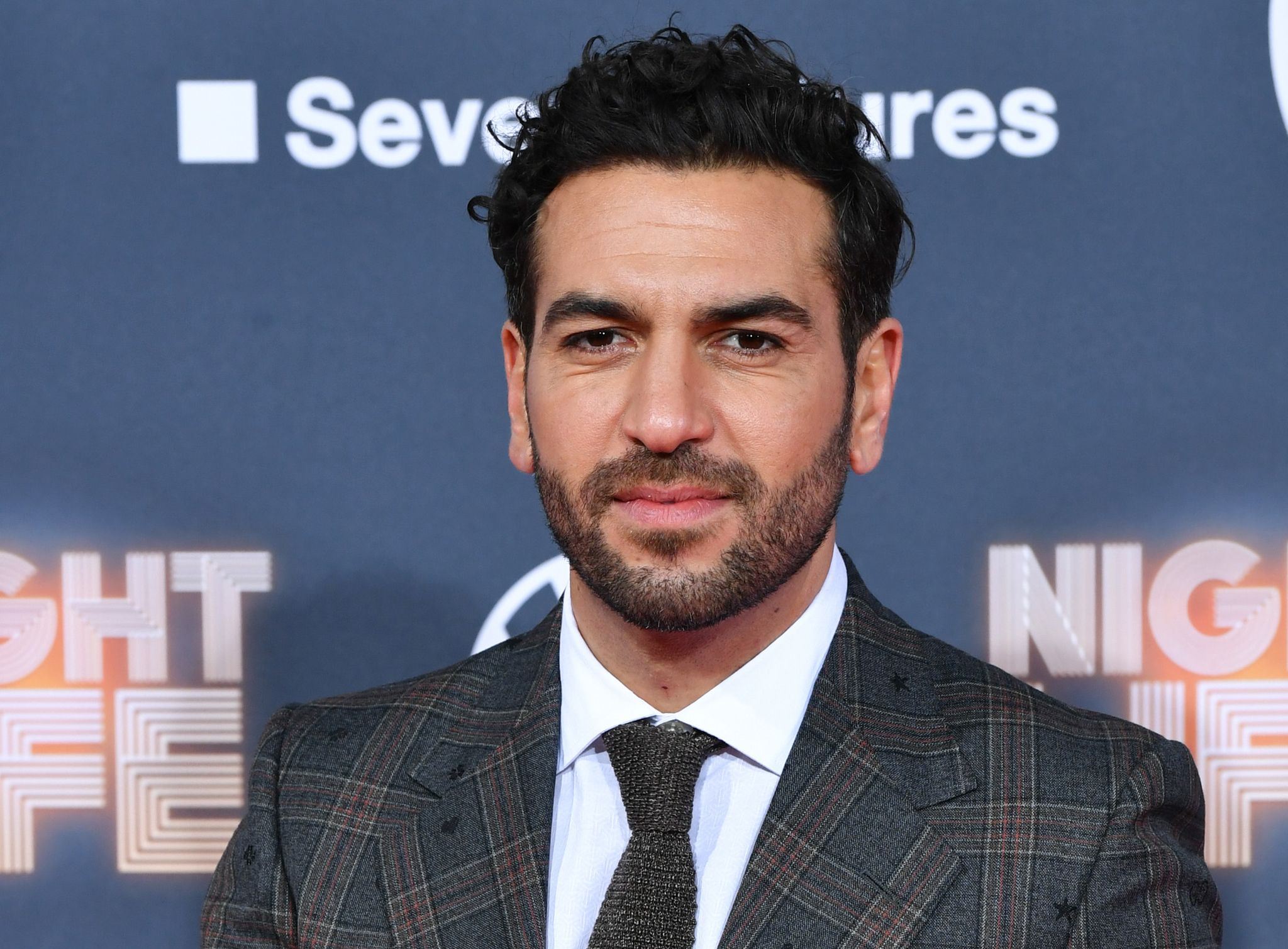 Elyas M’Barek trägt für neuen Film Klitoris-Hut