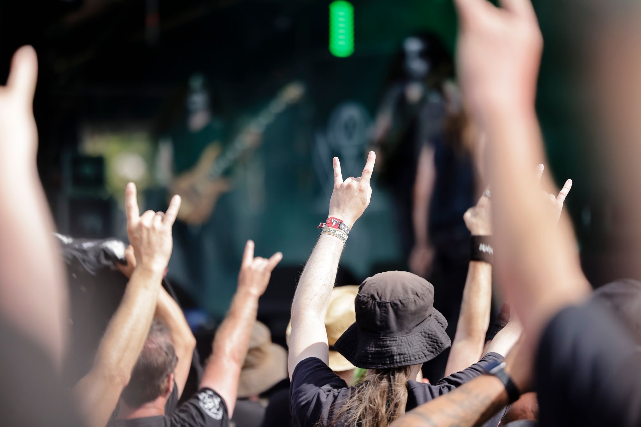 Metal-Fans schwitzen und suchen Freibad auf