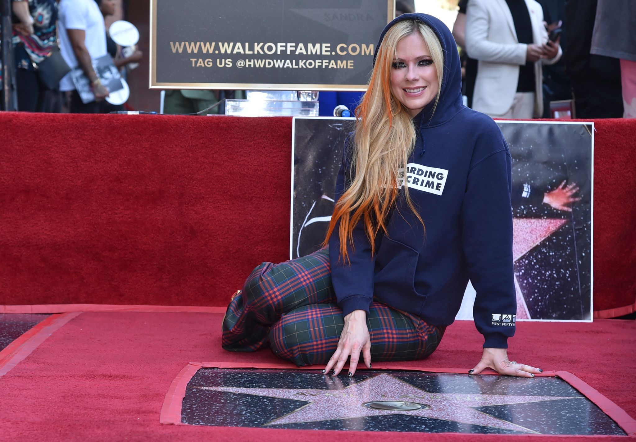 Avril Lavigne räkelt sich auf ihrem neuen Hollywood-Stern