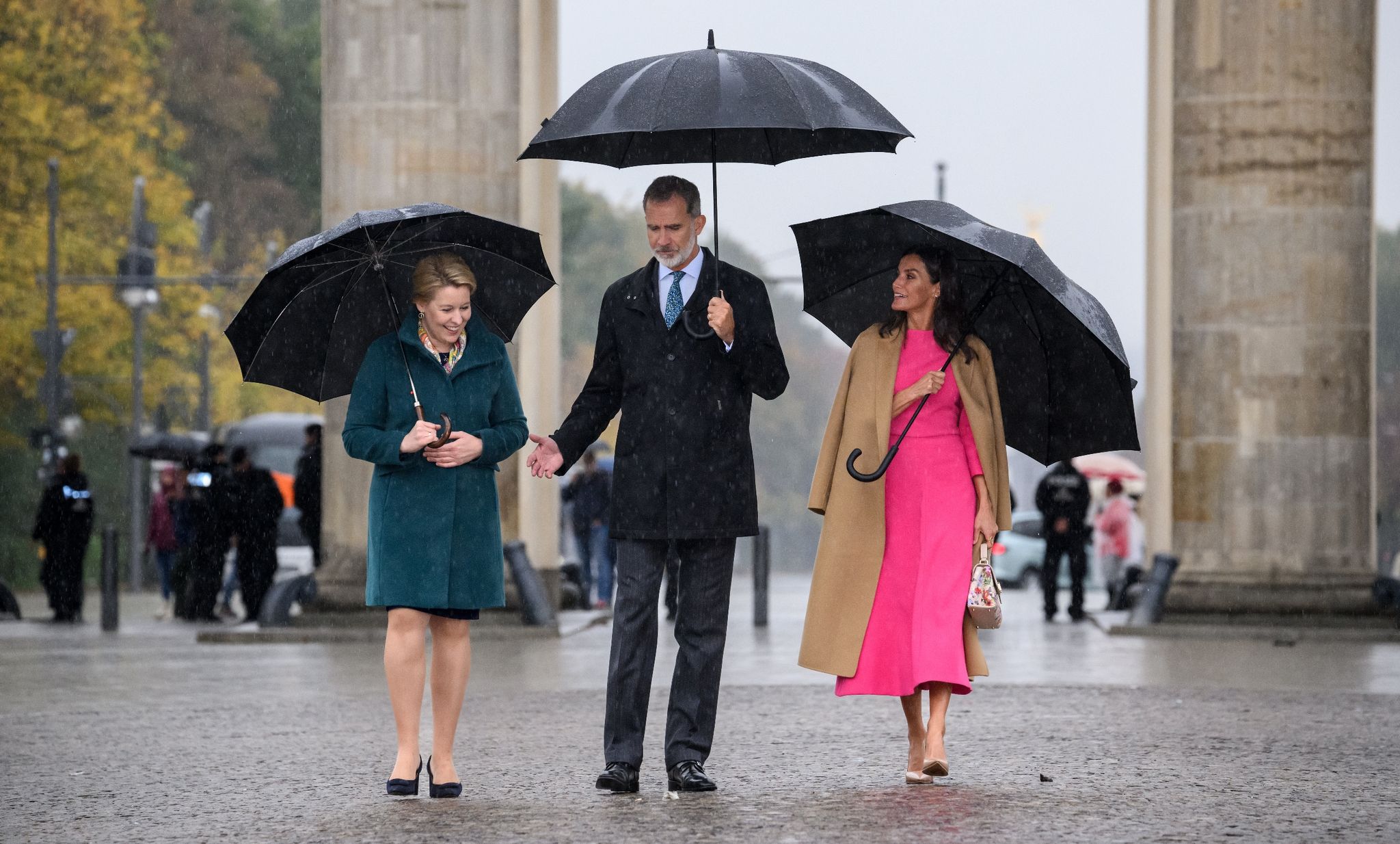 Im Regen: Felipe und Letizia am Brandenburger Tor