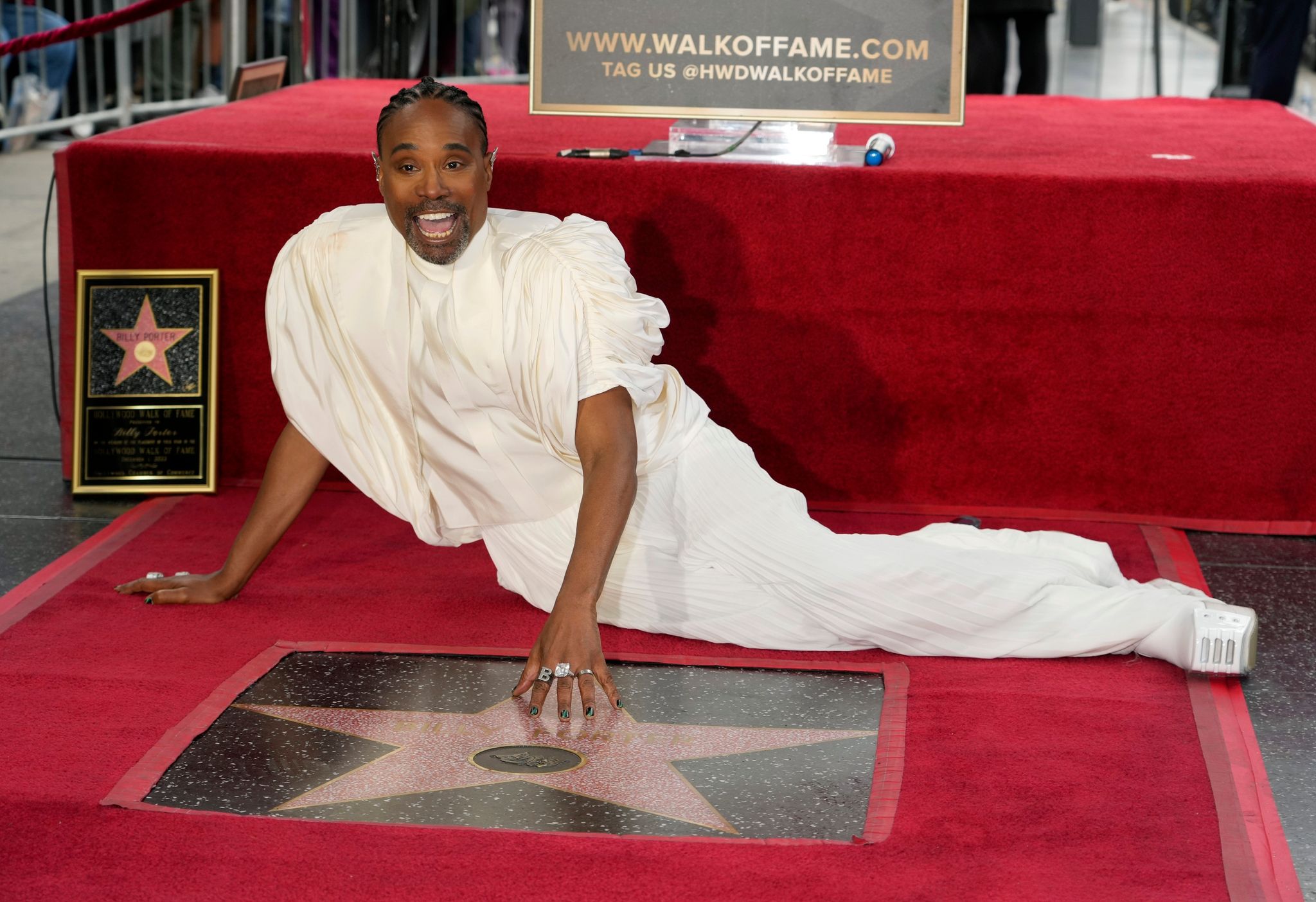 Billy Porter in weißer Abendrobe auf dem «Walk of Fame»