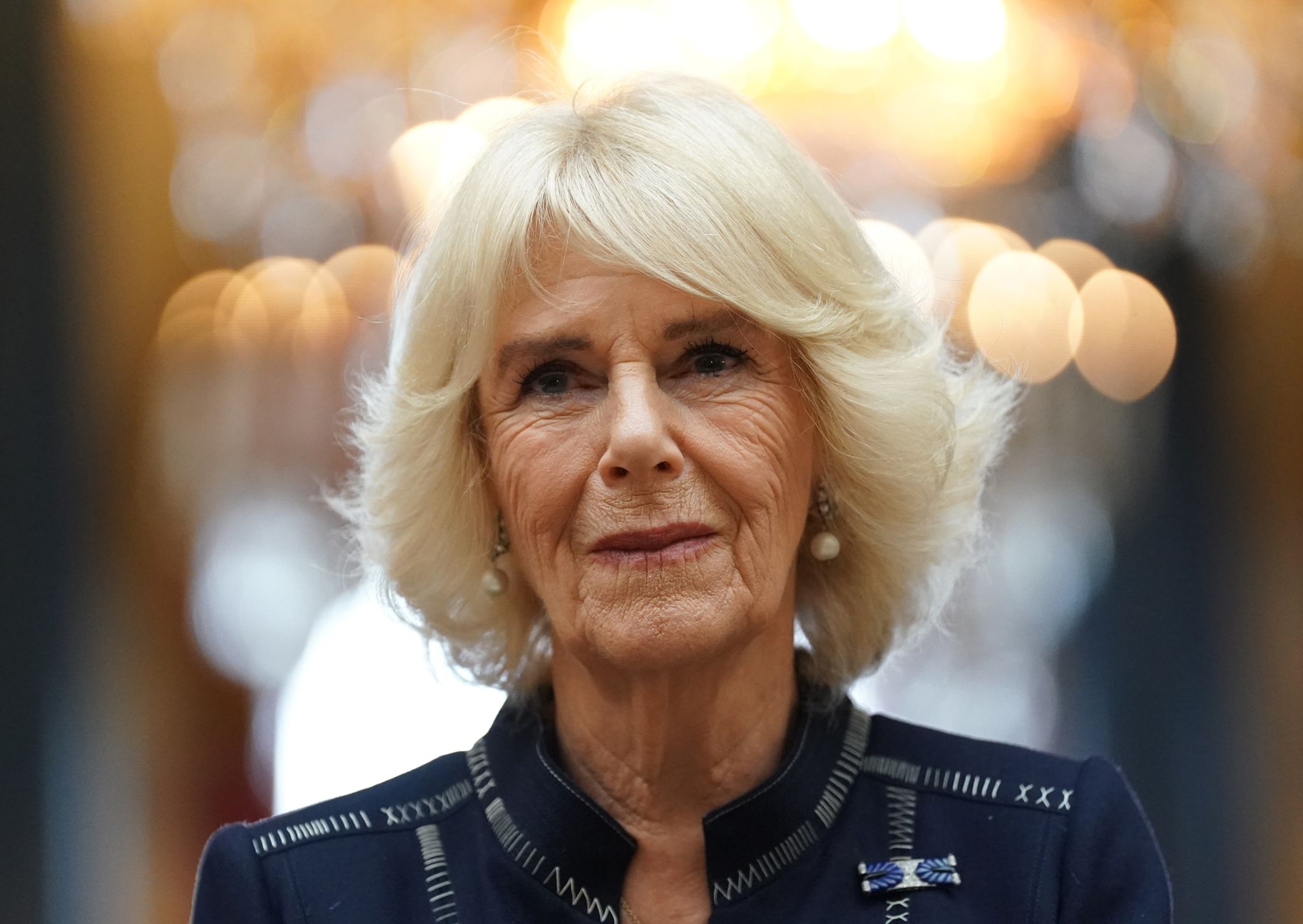 Camilla wird mit Krone von Queen Mary gekrönt