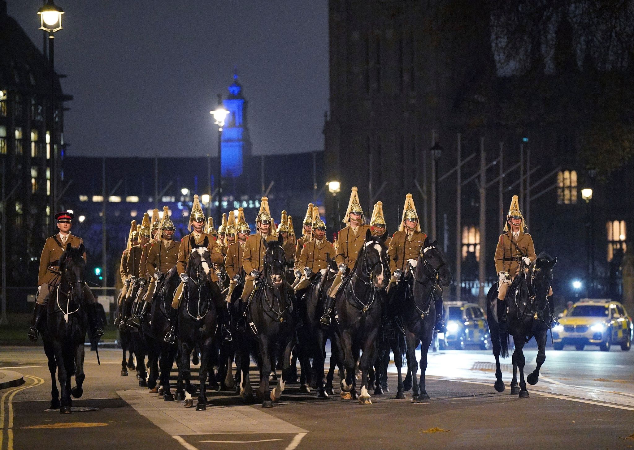 Hunderte Militärangehörige proben nachts Krönungsparade