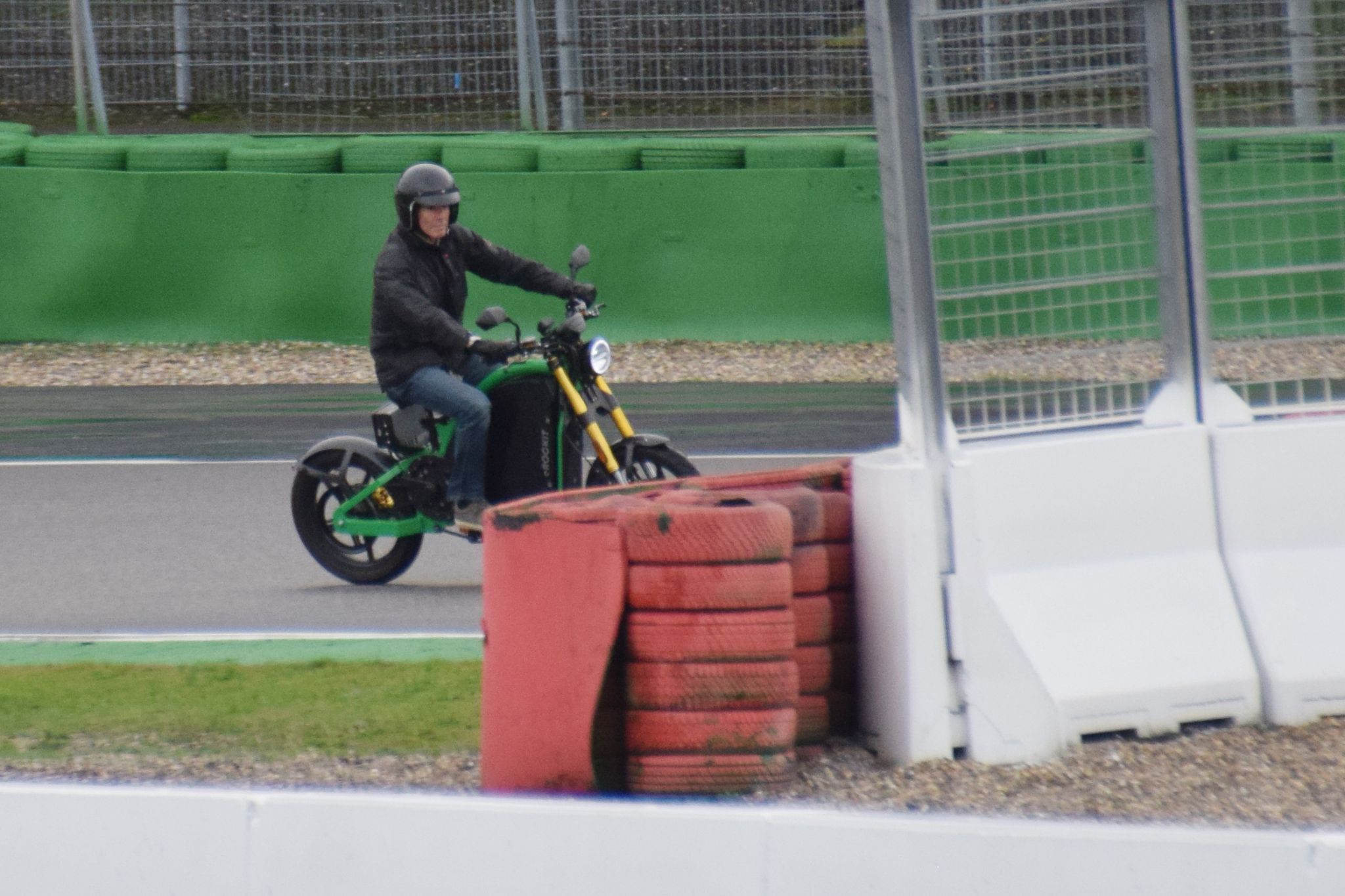 Hannes Jaenicke fährt mit E-Bike über Hockenheimring