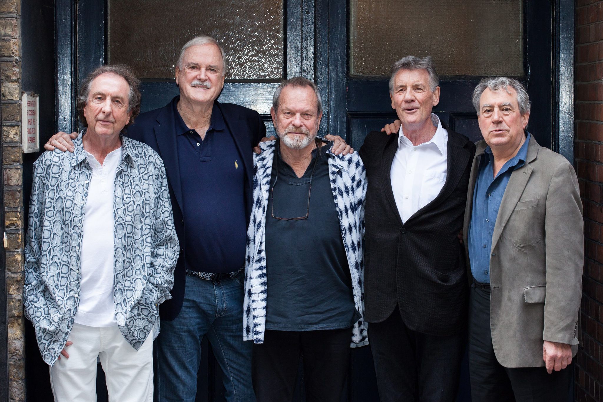 Eric Idle und John Cleese von Monty Python im Clinch