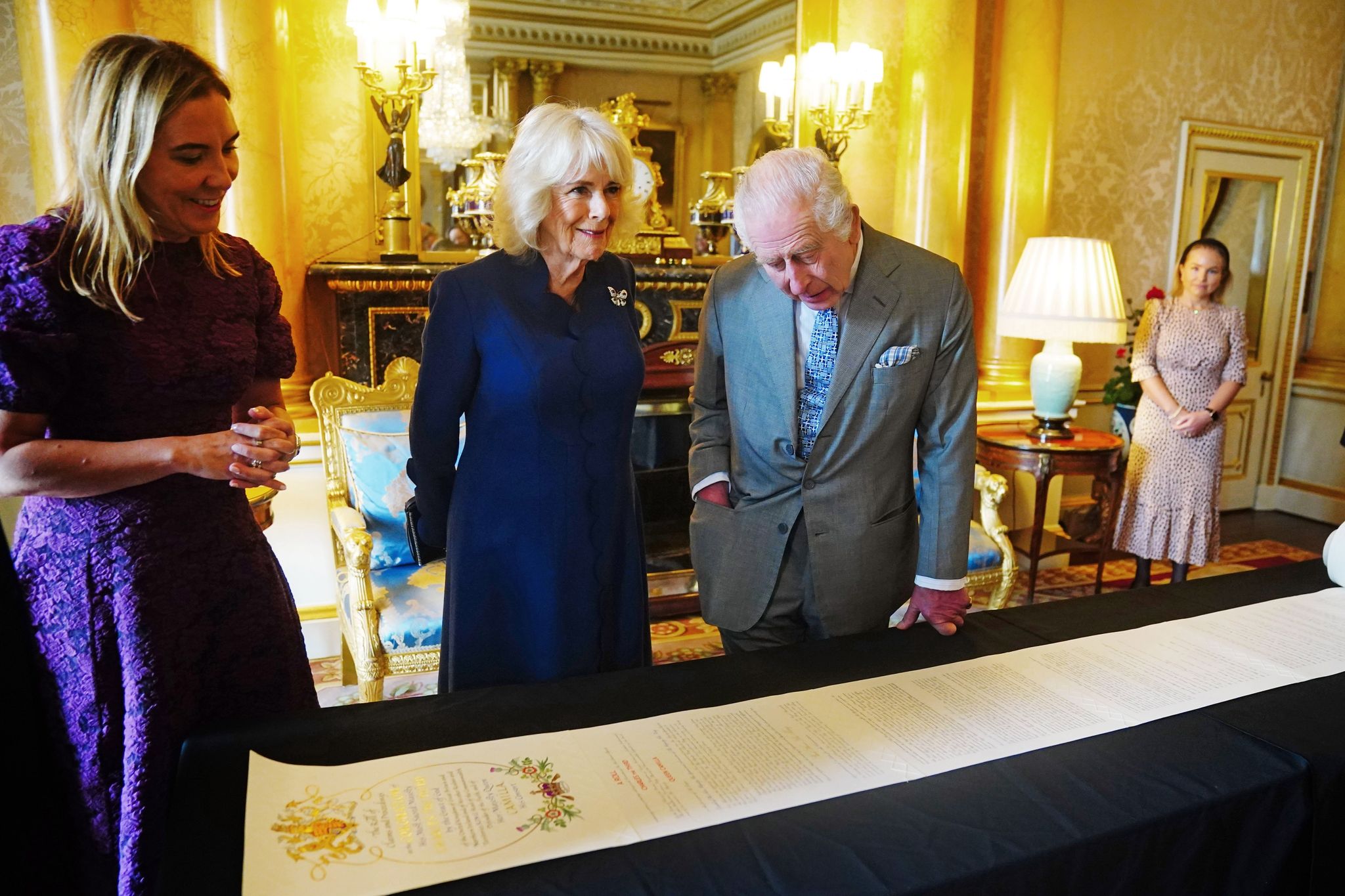 Charles und Camilla bekommen Krönungsrolle überreicht