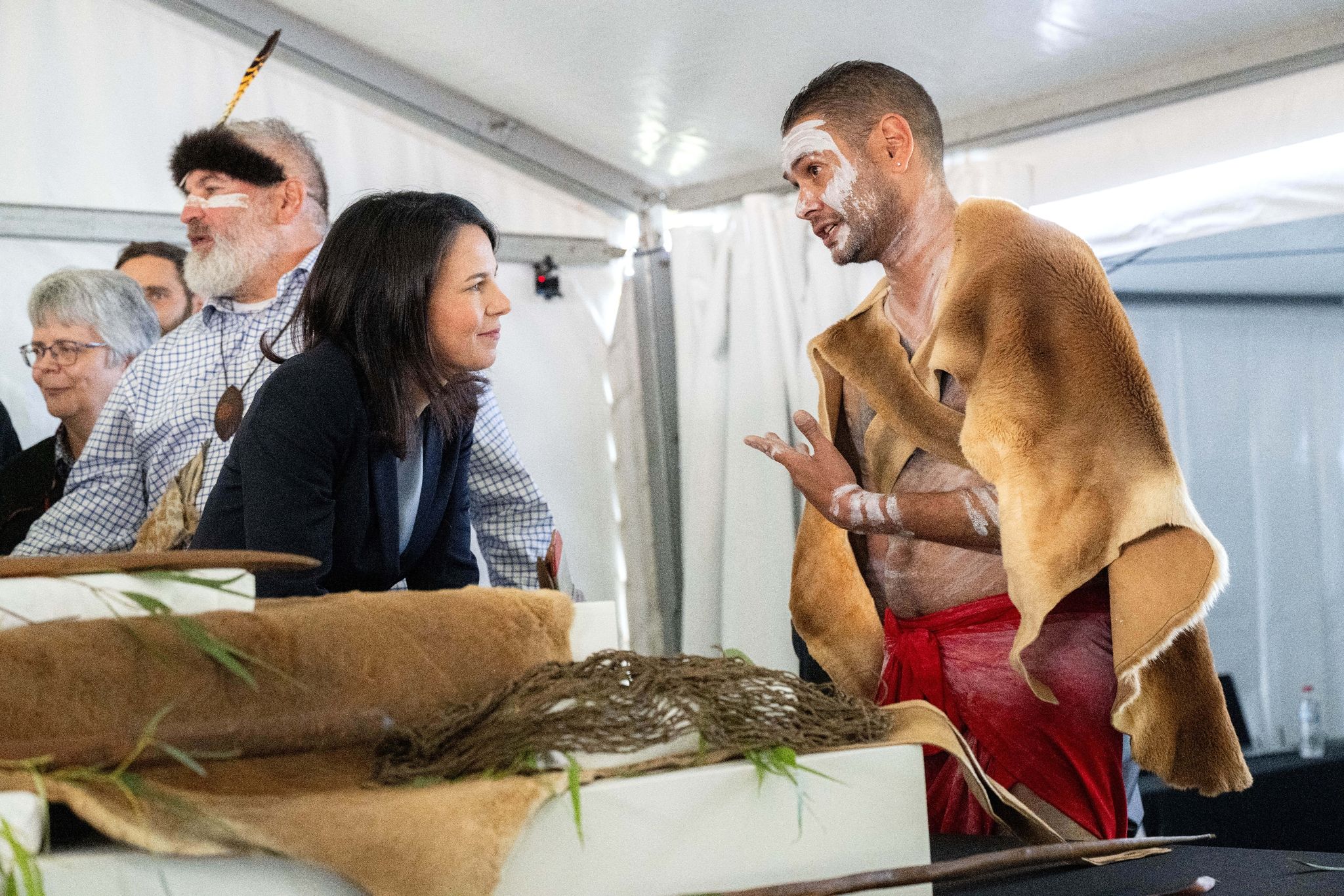 Baerbock gibt Kulturgüter an Aborigine-Stamm zurück