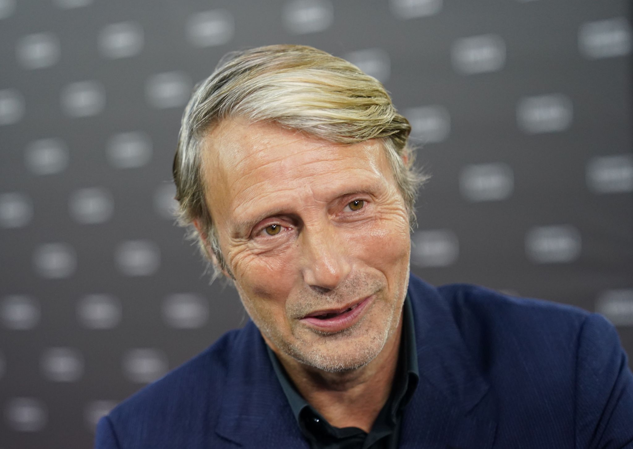 Mads Mikkelsen schaut am liebsten nach vorne