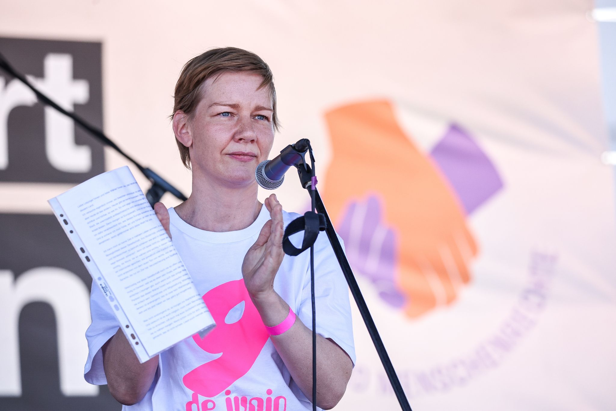 Sandra Hüller ruft bei Demo zur Wahl auf