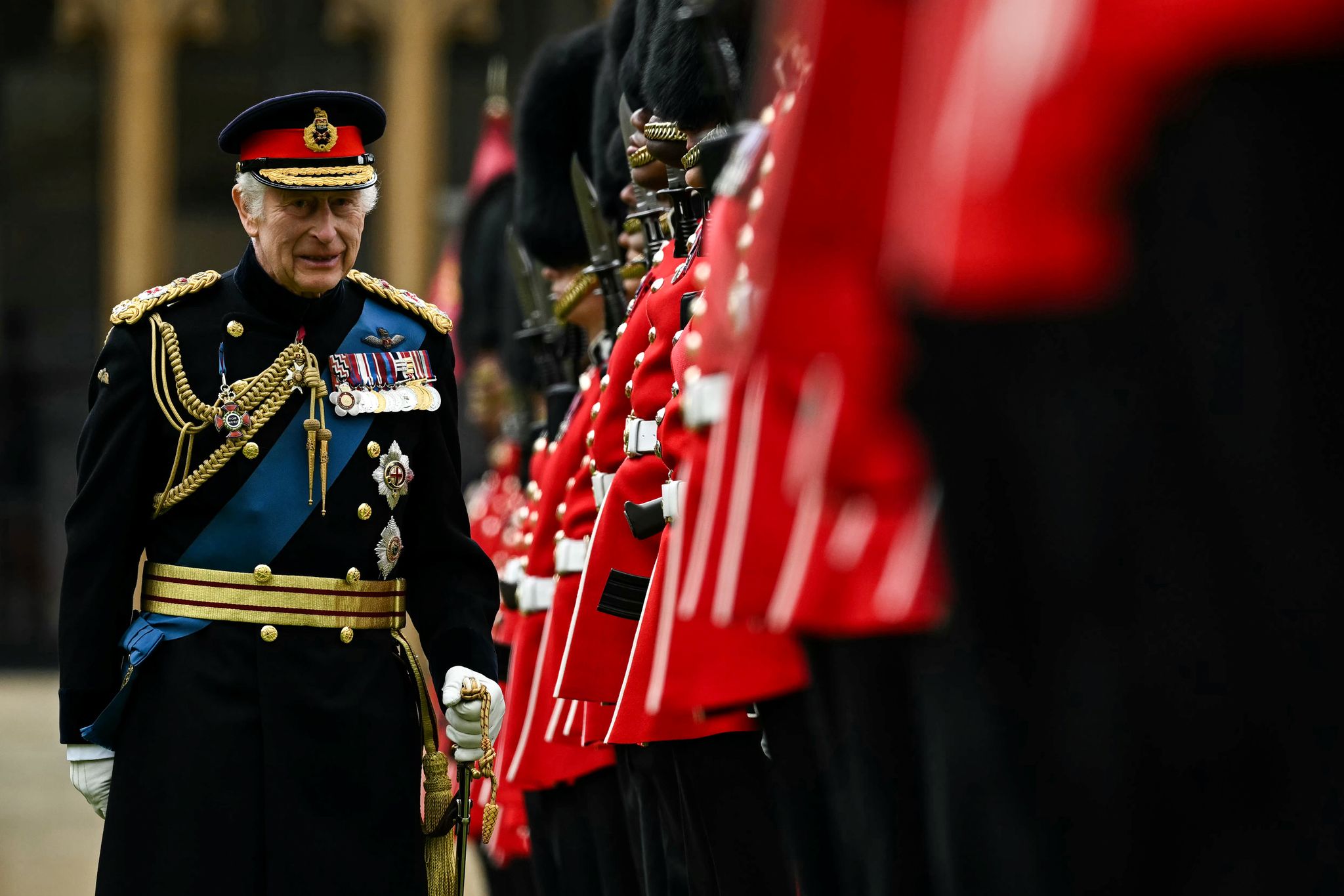 König Charles überreicht Fahnen an Irish Guards