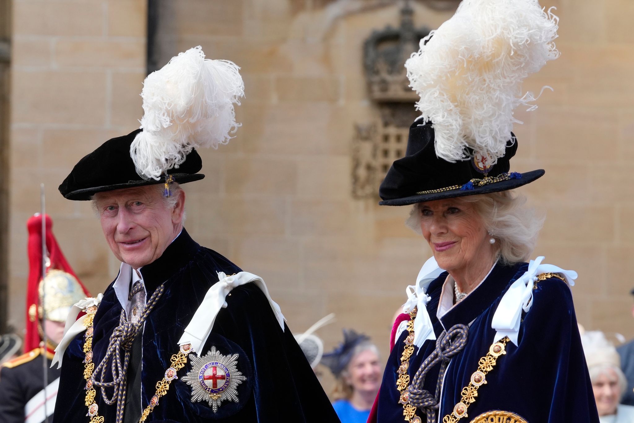 Federhut und Robe: Royals bei Ordenszeremonie in Windsor