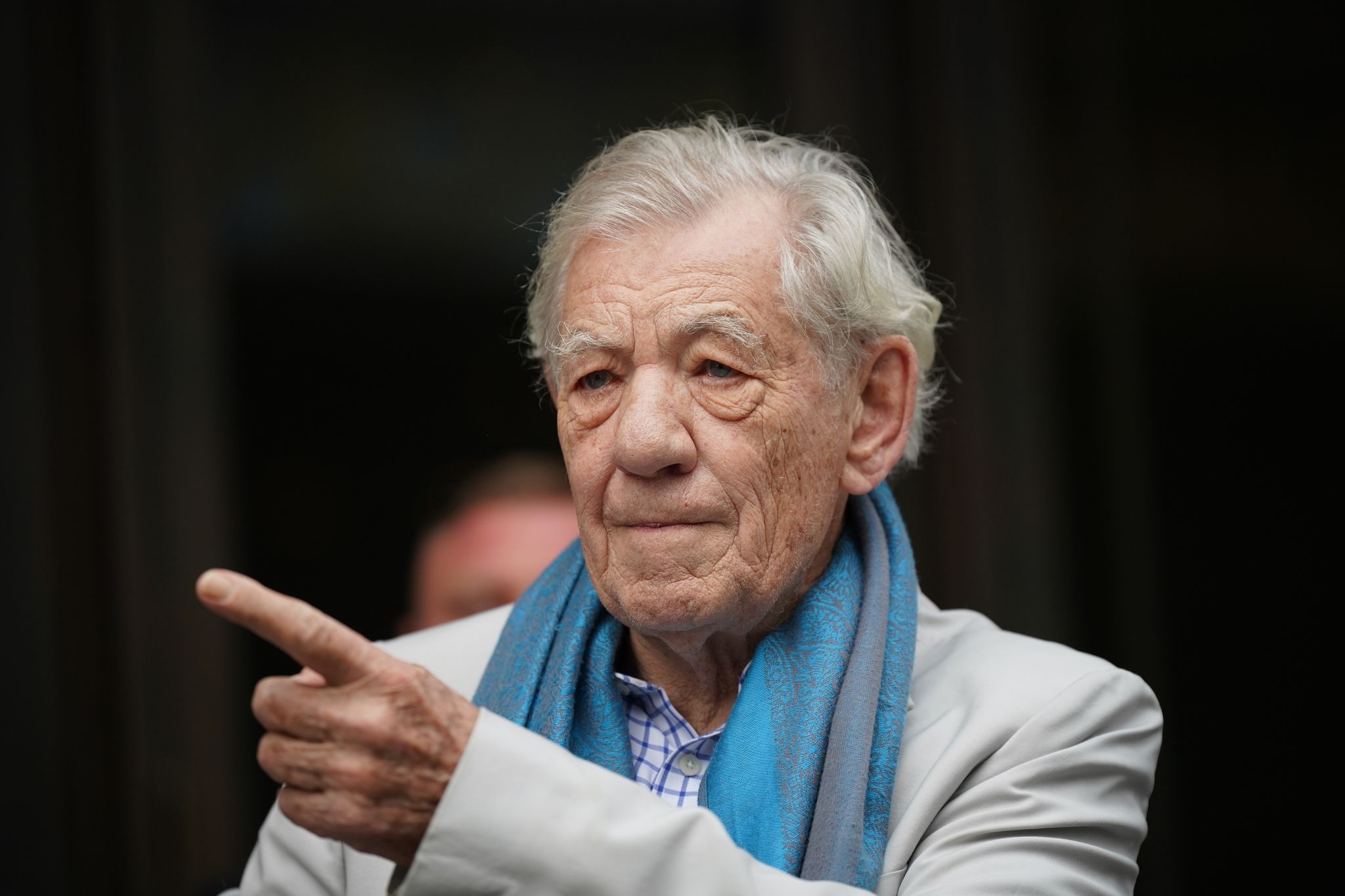 Schauspieler Ian McKellen stürzt in London von Bühne