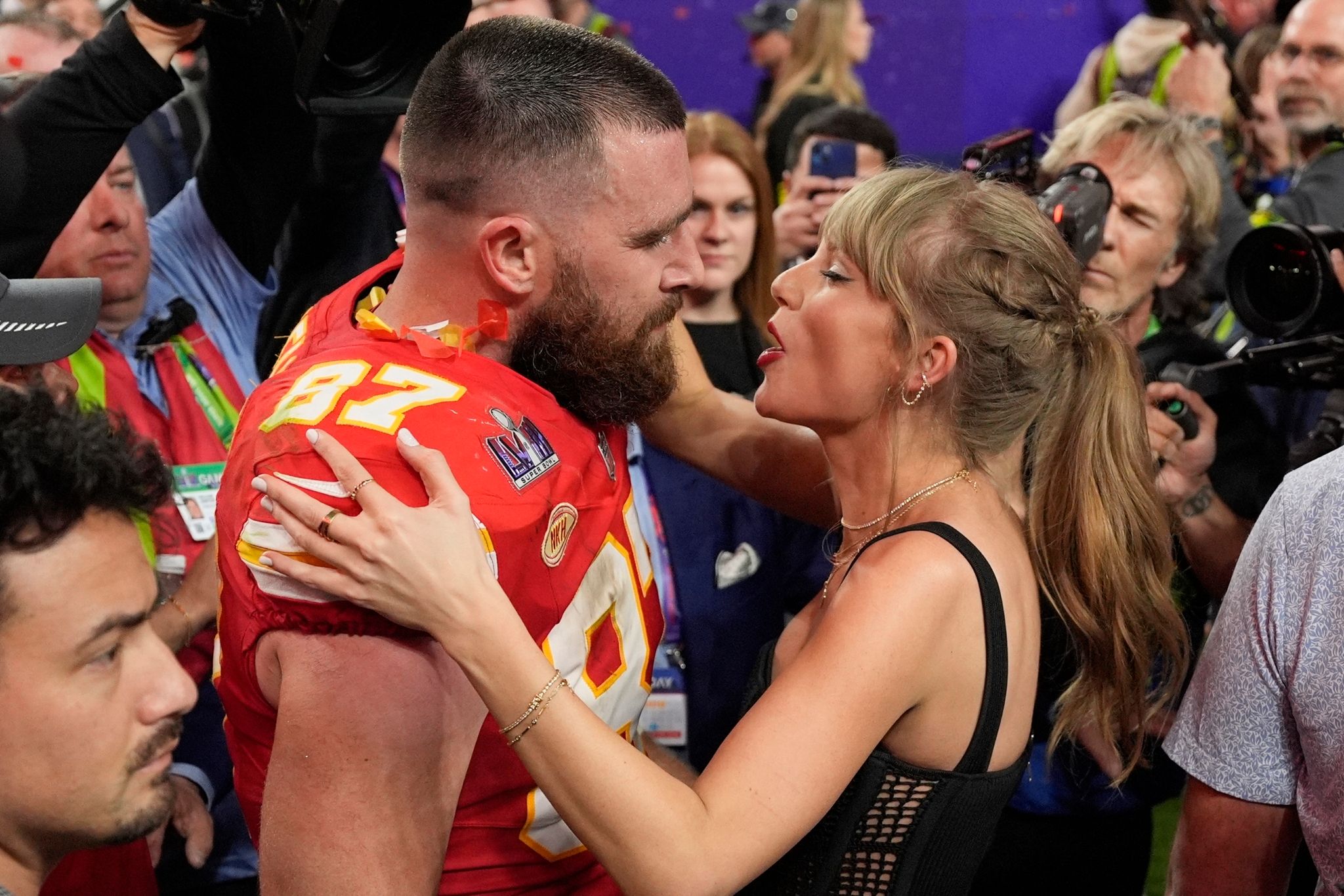 Travis Kelce bei Konzert von Taylor Swift auf der Bühne