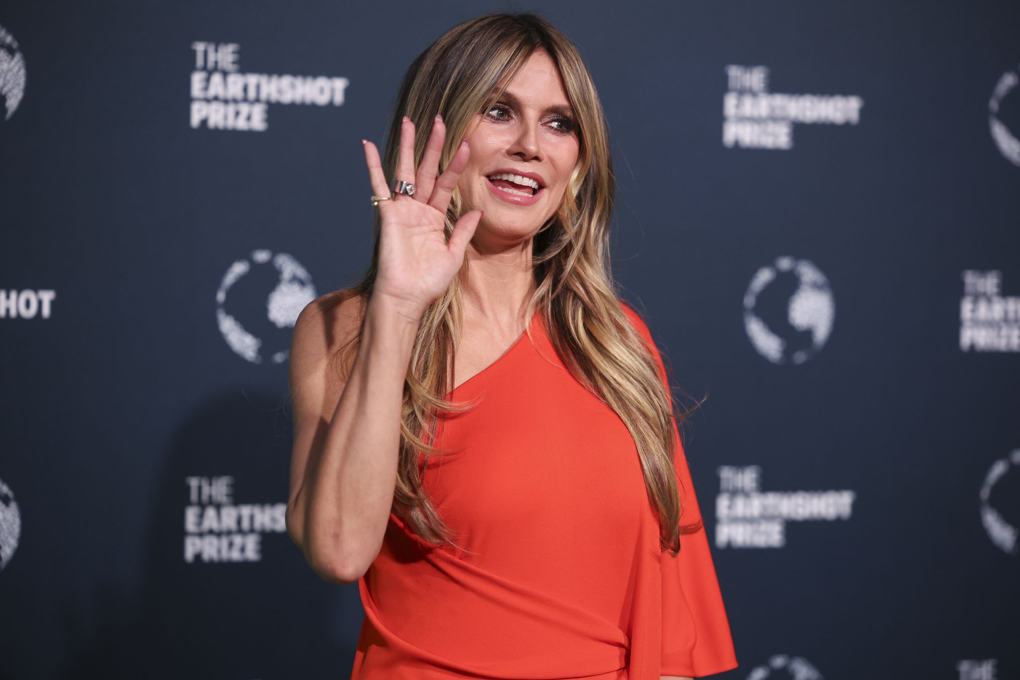 Heidi Klum stößt sich beim Tanzen den Zeh