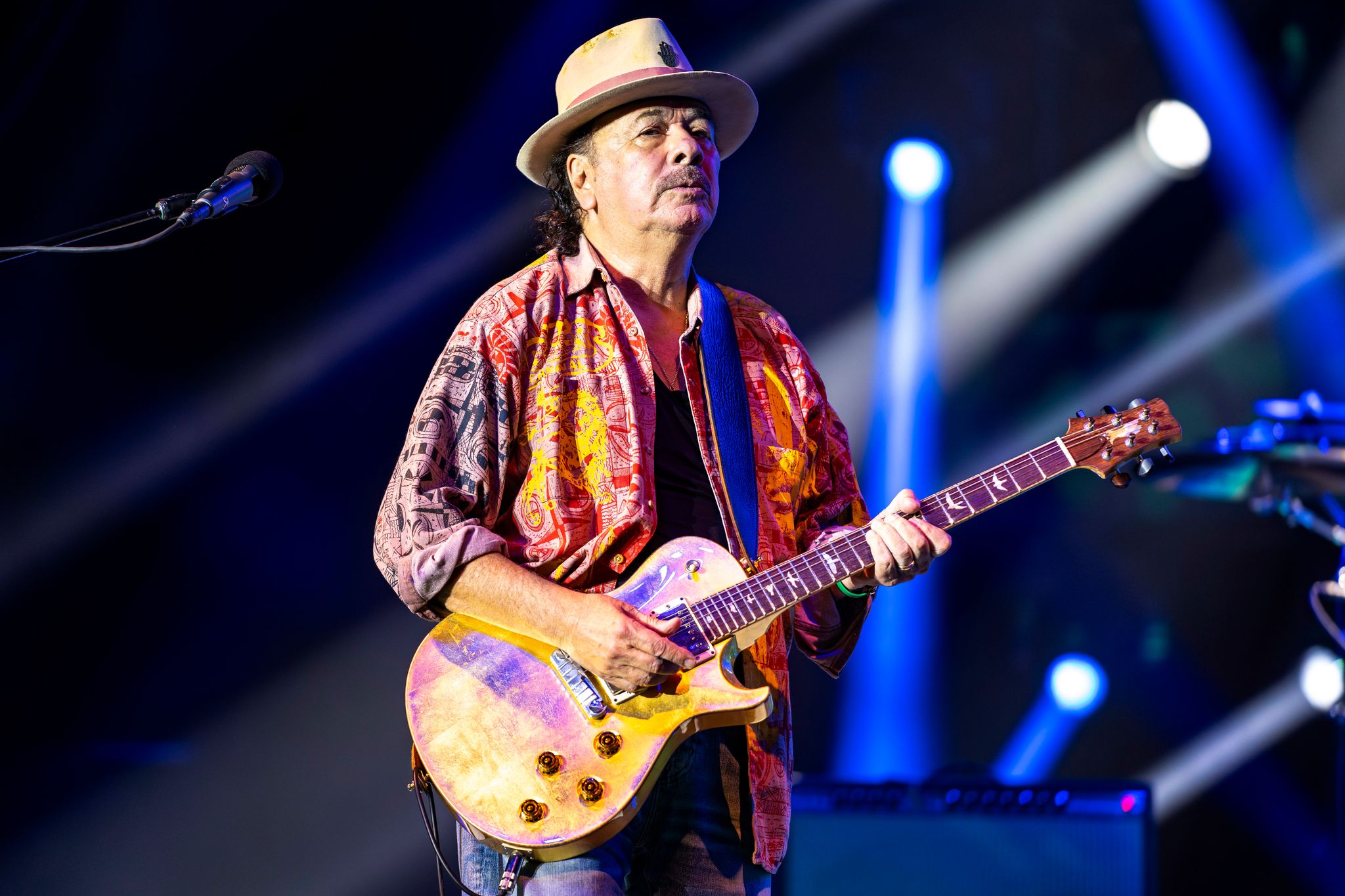 Gitarren-Legende Carlos Santana bricht sich den Finger