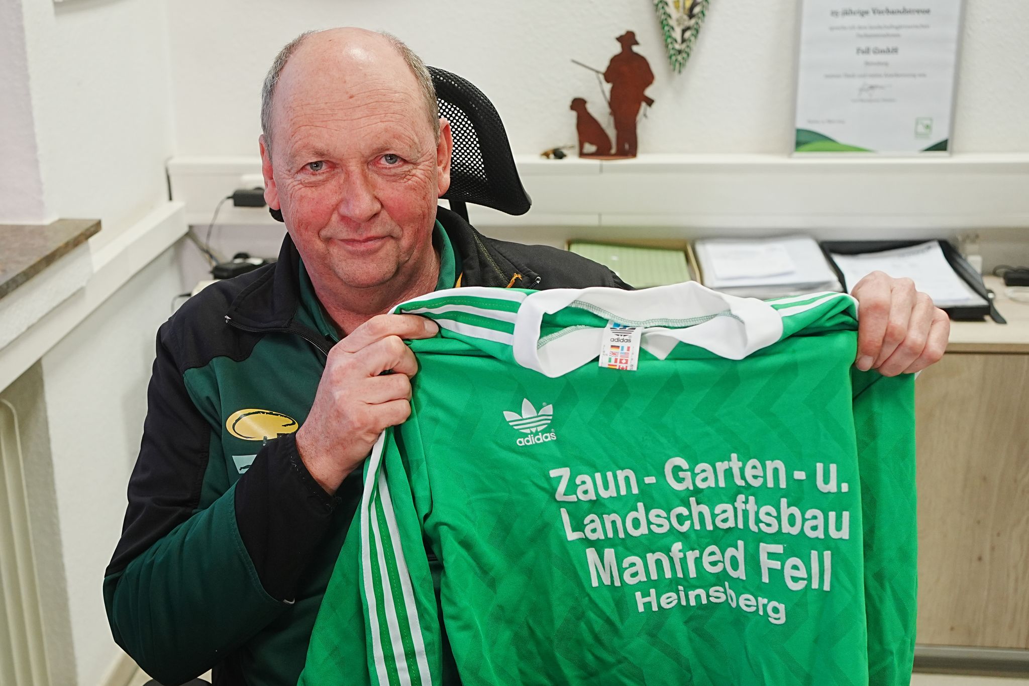 SZA posiert mit Trikot von Heinsberger Gartenbauer