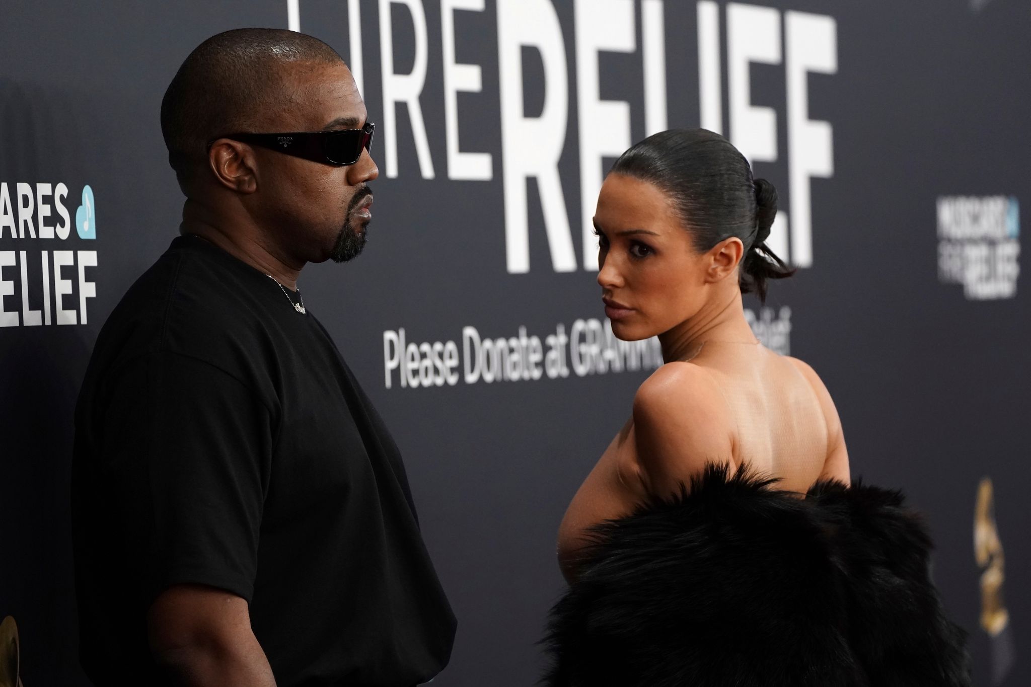 Partnerin von Kanye West beinahe nackt bei Grammy-Verleihung