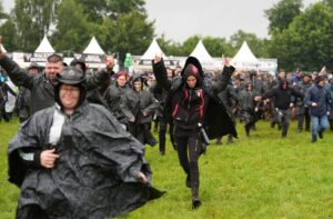 Metalfans nehmen nasses Infield in Wacken ein
