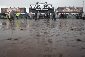 Wacken im Schlamm – 3.000 Kubikmeter Hackschnitzel