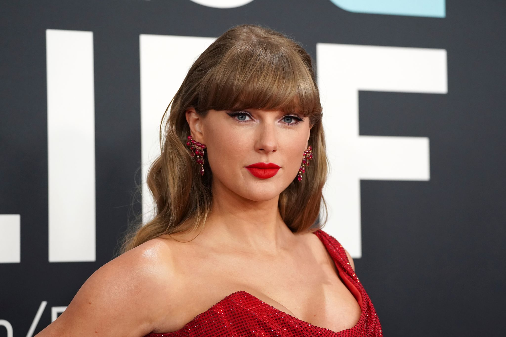 Swift kündigt Album für Oktober an – Küsse von Kelce