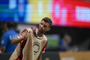 Thomas Müller überrascht mit Schnurrbart im Bayern-Training