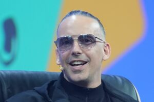 Heiratsantrag vor Privatjet – Rapper RAF Camora ist verlobt