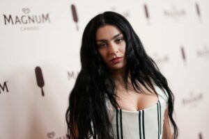 Charli XCX bringt neues Album «Wuthering Heights» heraus