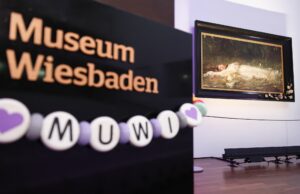 «Ein Geschenk»: Ansturm von Swift-Fans in Wiesbadener Museum