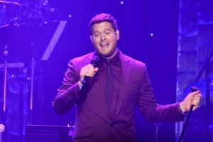 Papst Leo geht in Konzert von Michael Bublé