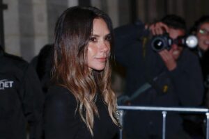 Victoria Beckham in Paris geehrt – Sohn Brooklyn fehlt