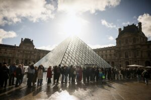 Razzia nach Millionenbetrug mit falschen Tickets im Louvre