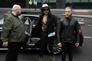 Russell Brand plädiert auf nicht schuldig